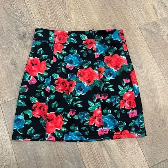 NWT Lovers + Friends Sandy Mini Skirt in Size S Floral Print - Picture 4 of 8